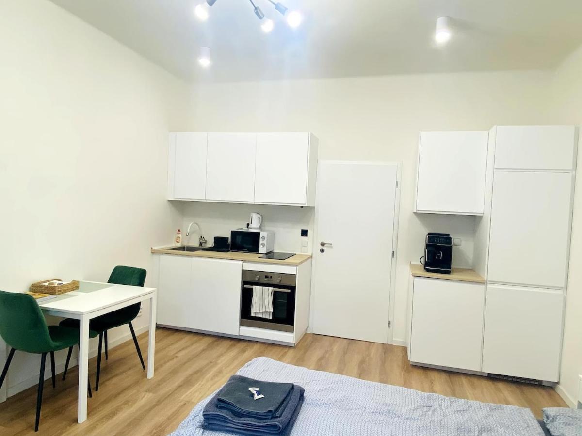 Private Close To Red Subway Pankrac Appartamento *