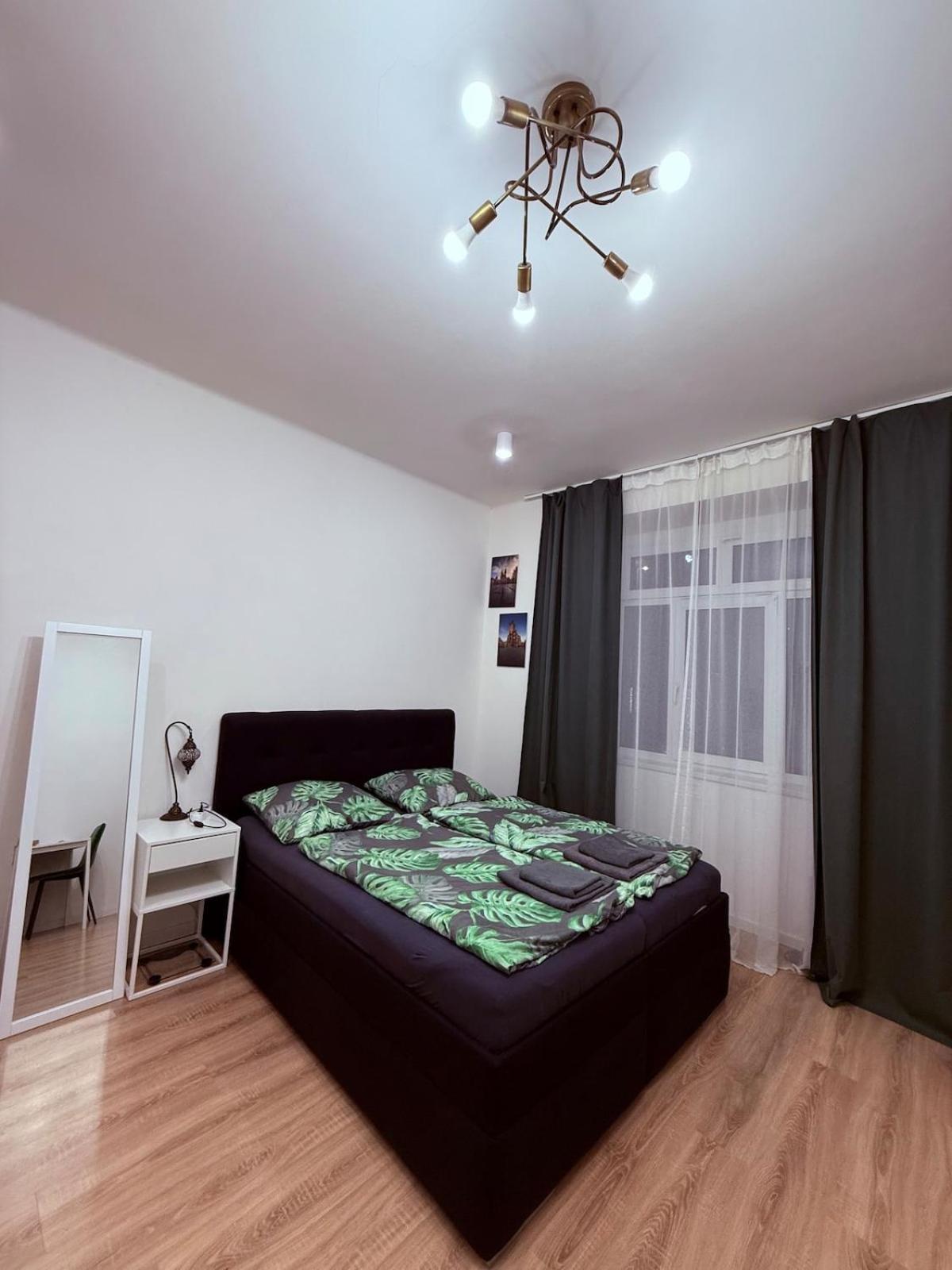 Private Close To Red Subway Pankrac Appartamento